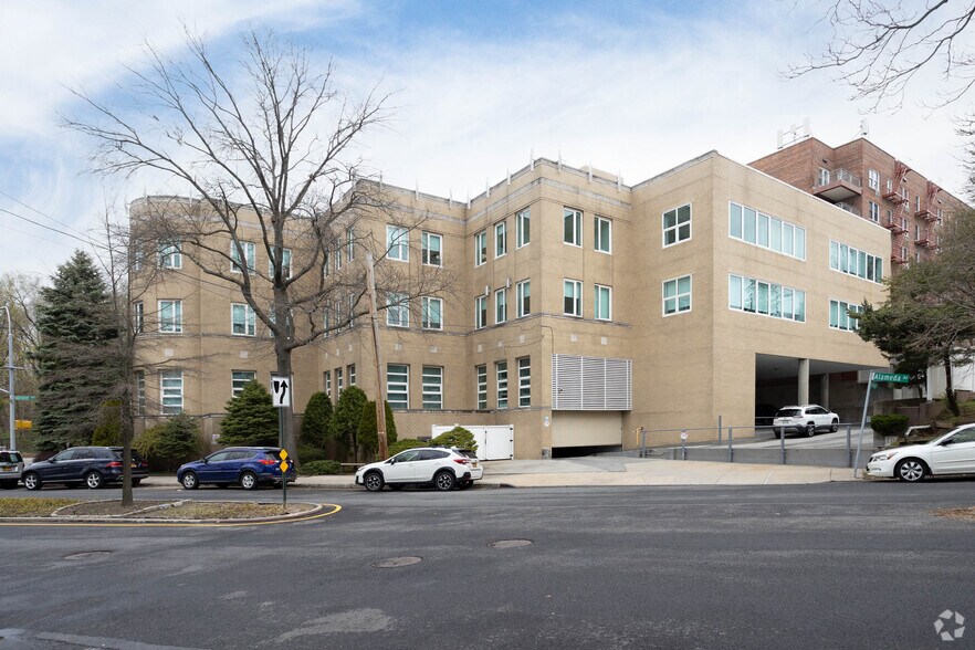More Photos Of 241-02 Northern Blvd, Douglaston Office For Lease