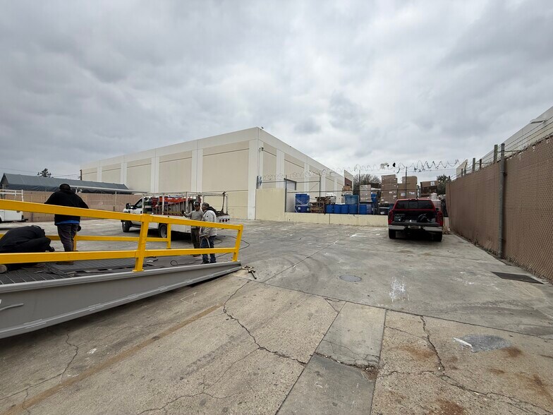 More Photos Of 8945 Quartz Ave, Northridge Warehouse For Lease