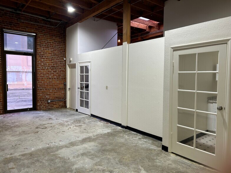 More Photos Of 300-302 4th St, Oakland Showroom For Lease