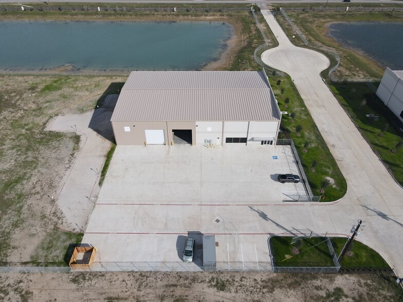 More Photos Of 7608 Gateway Blvd, Baytown Unknown For Lease