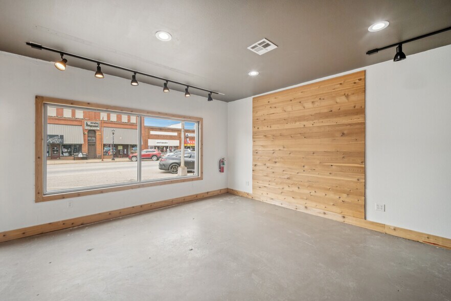 More Photos Of 119 N Broadway, Coweta General Retail For Sale