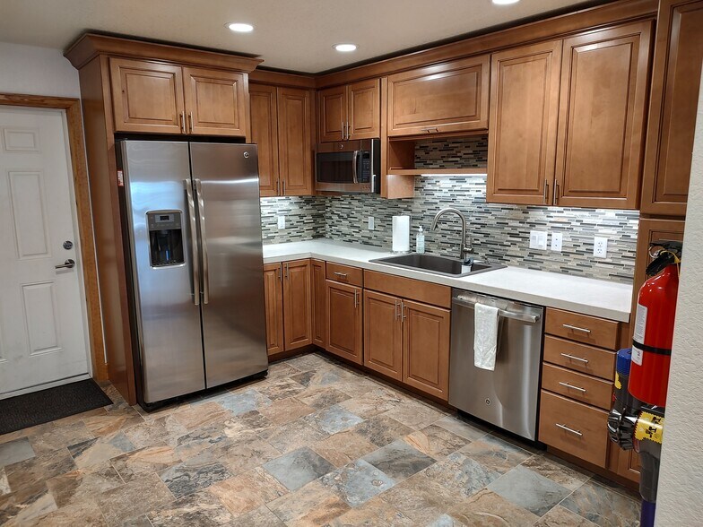 More Photos Of 7352 Greenridge Rd, Windsor Warehouse For Sale