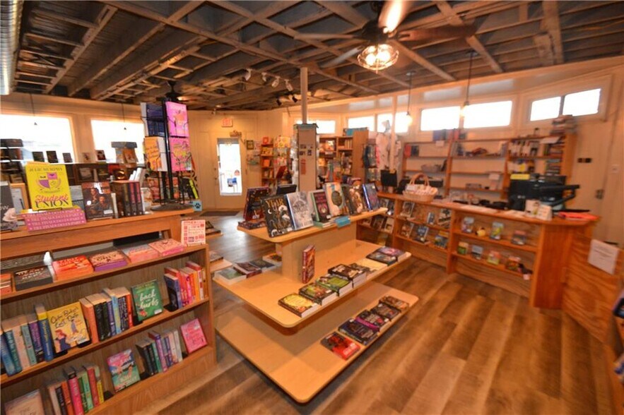 More Photos Of 450 E Main St, Palmyra General Retail For Sale