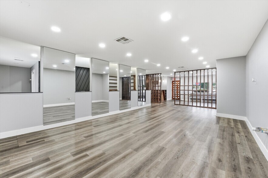 More Photos Of 2110 Antoine Dr, Houston Freestanding For Sale