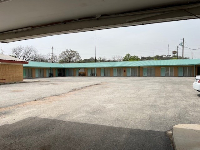 More Photos Of 208 S Ellis St, Menard Hotel For Sale