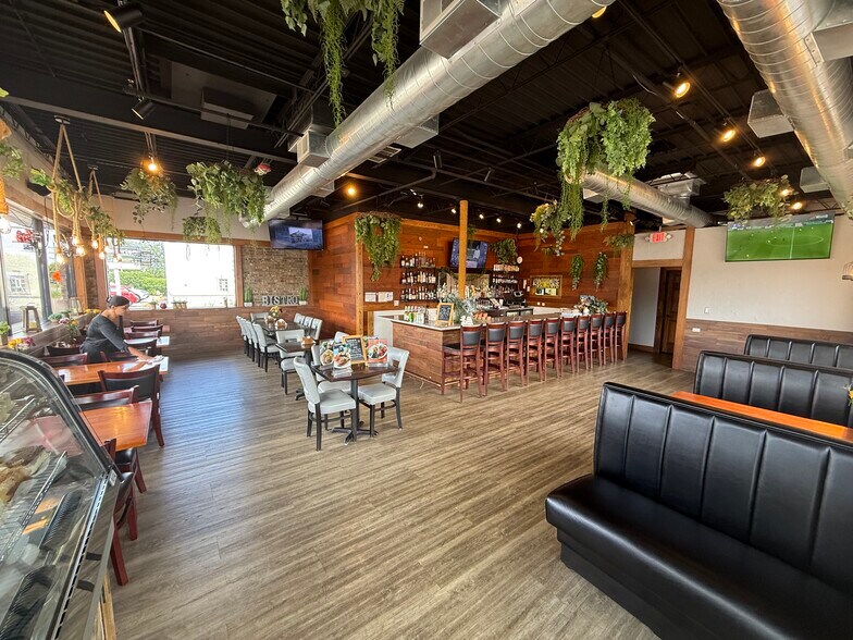 More Photos Of 301 W Northwest Hwy, Barrington Fast Food For Lease