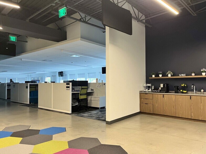 More Photos Of 33 Tech Valley Dr, East Greenbush Flex For Lease