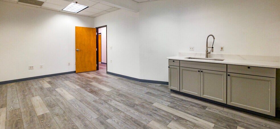 More Photos Of 7678 E Greenway Rd, Scottsdale Light Distribution For Lease