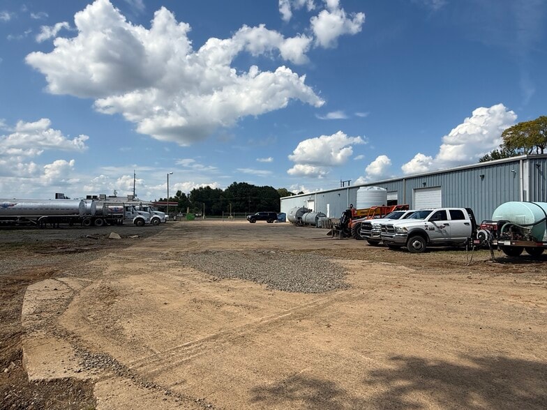 More Photos Of 909 W 70th St, Shreveport Warehouse For Sale