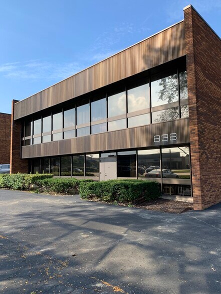 More Photos Of 838 W Long Lake Rd, Bloomfield Hills Office For Lease