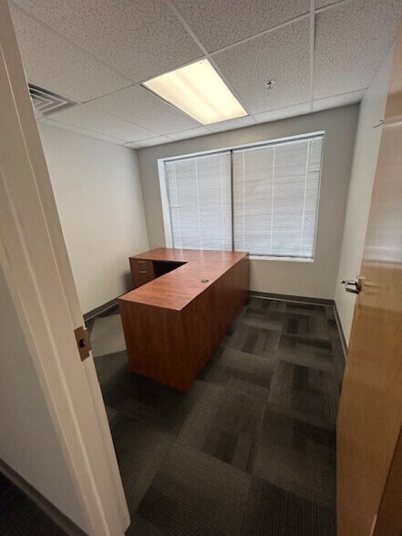 More Photos Of 7 Perimeter Rd, Manchester Light Manufacturing For Lease