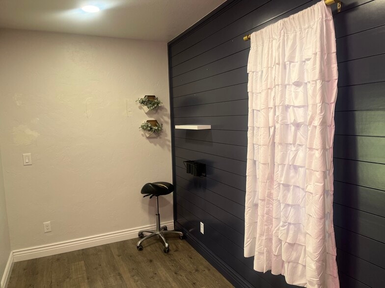 More Photos Of 911 E MacArthur St, Shawnee Showroom For Lease