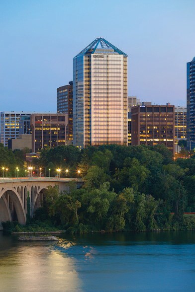 More Photos Of 1812 N Moore St, Arlington Office For Sale