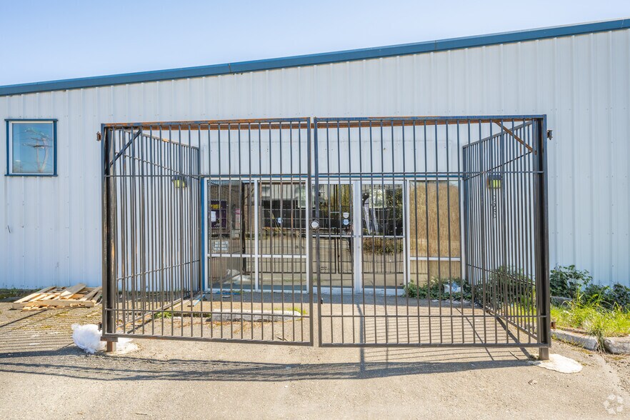 More Photos Of 926 Auburn Way N, Auburn Freestanding For Sale