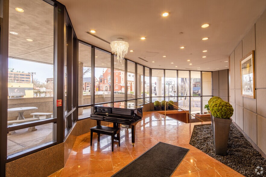 More Photos Of 8000 Maryland Ave, Saint Louis Office For Sale