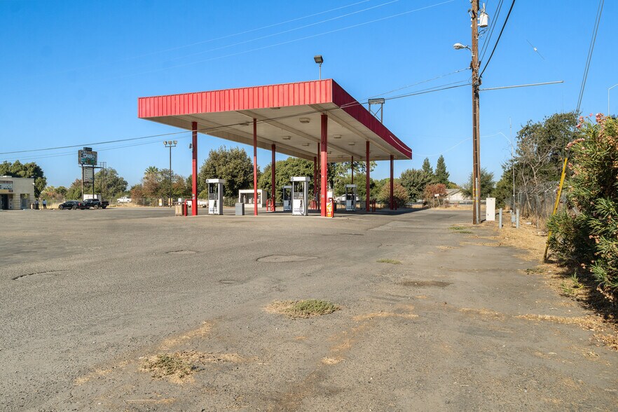 More Photos Of 943 W Westfield Ave, Porterville Service Station For Sale