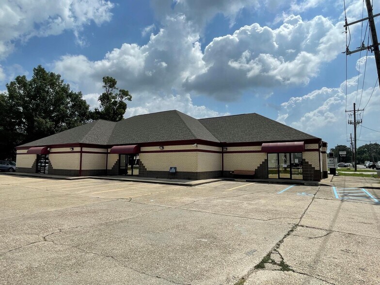 More Photos Of 1702 N Burnside Ave, Gonzales Medical For Lease