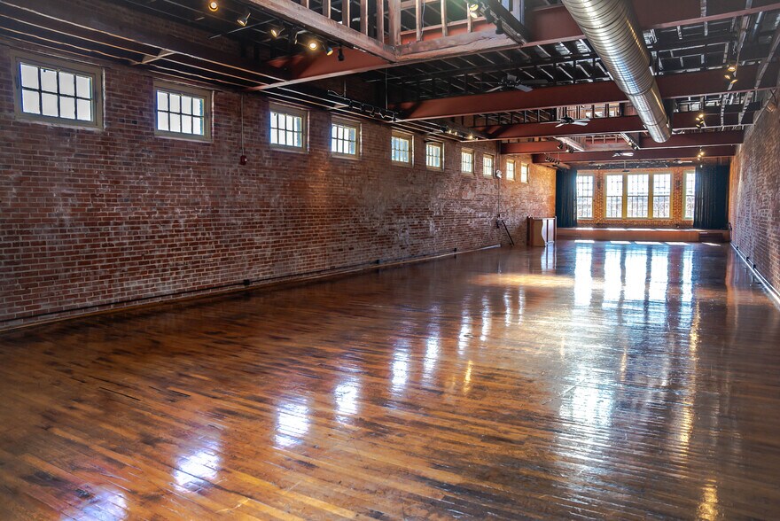 More Photos Of 146 Maxwell Ave, Greenwood Restaurant For Lease