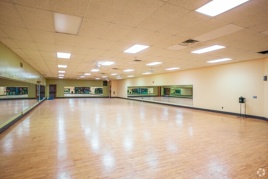 More Photos Of 46 Northtown Dr, Jackson General Retail For Sale