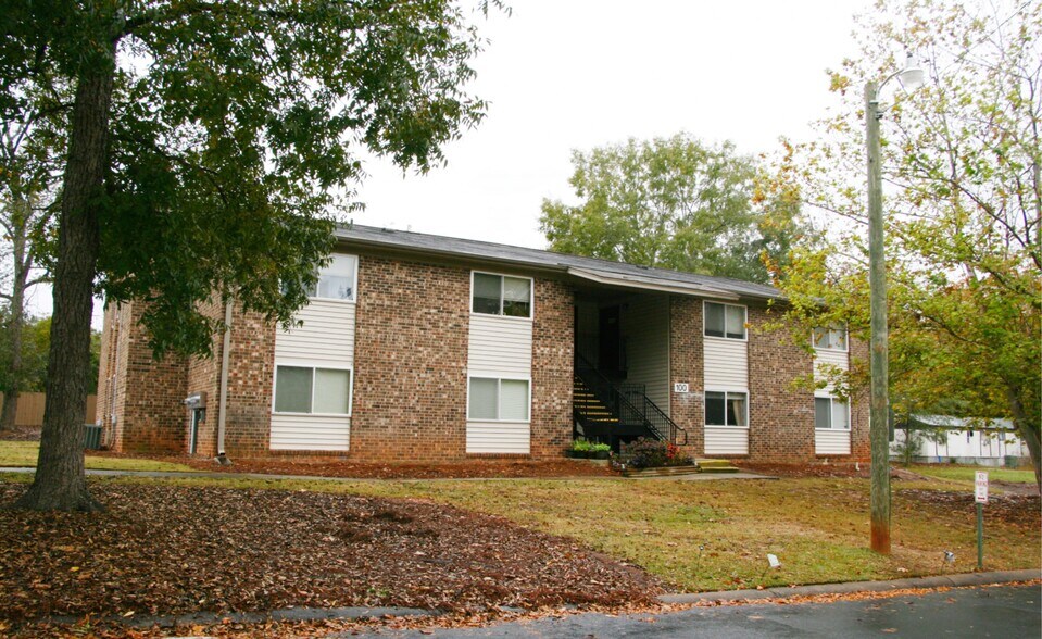 Primary Photo Of 601 Juniper Dr, Saluda Apartments For Sale