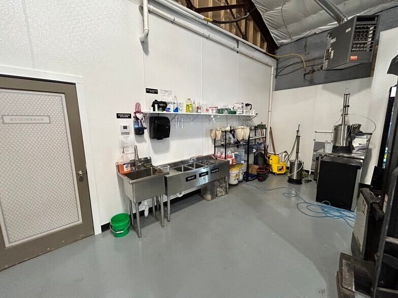 More Photos Of 250 S Mulberry St, Troy Industrial For Sale