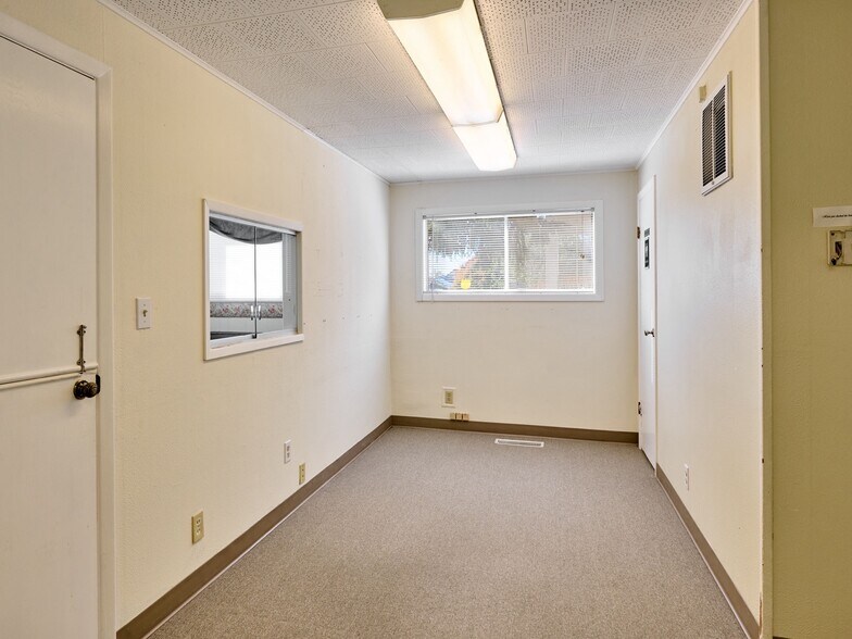 More Photos Of 122 Engle Ave, Molalla Office Residential For Sale