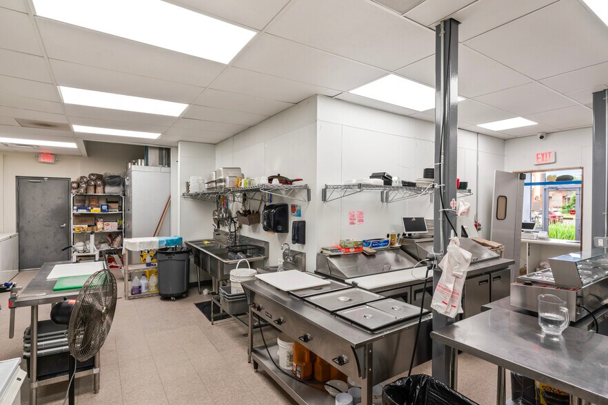 More Photos Of 322-323 W Lee Hwy, Warrenton Freestanding For Lease