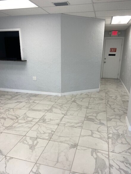 More Photos Of 2015 S Tuttle Ave, Sarasota Medical For Lease