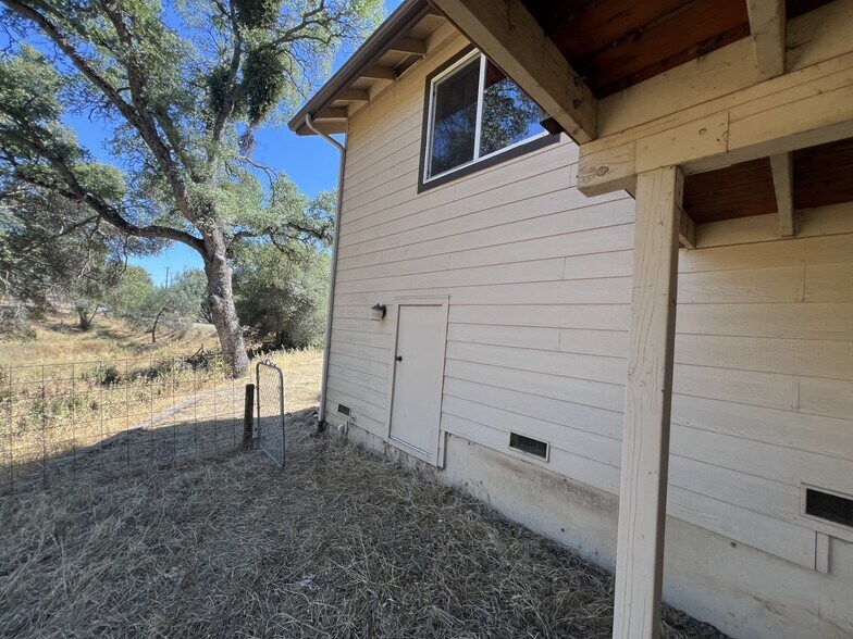 More Photos Of 5109 Smith Rd, Mariposa Office For Sale