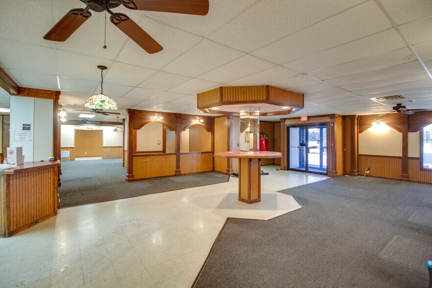More Photos Of 201 McCausland St, Carlinville General Retail For Sale