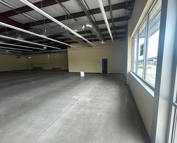 More Photos Of 1105 E Tulsa Ave, Kansas Freestanding For Lease