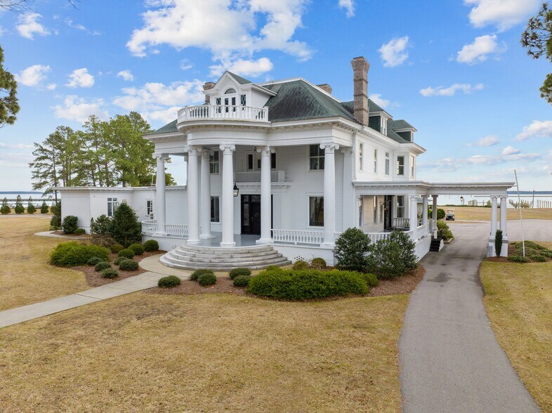 More Photos Of 738 E Main St, Belhaven Hotel For Sale