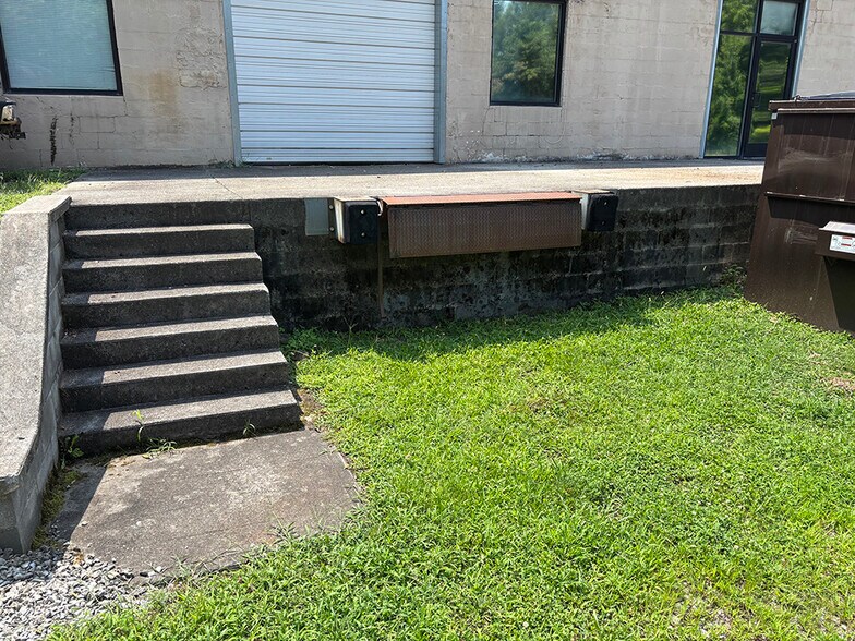 More Photos Of 4430 Singleton Station Rd, Louisville Light Distribution For Lease