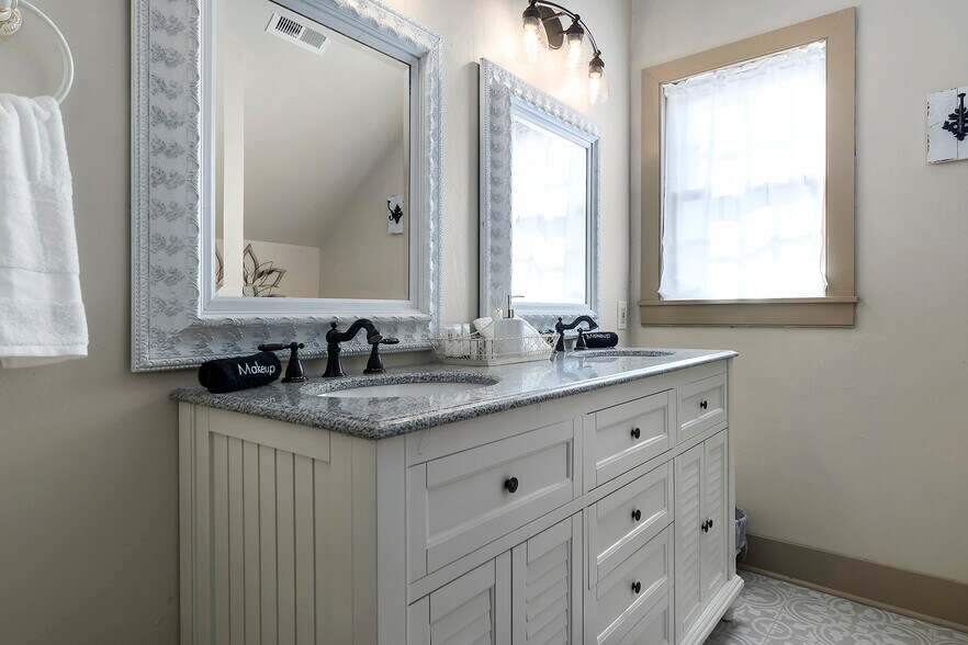 More Photos Of 104 E Austin St, Fredericksburg Storefront Retail Residential For Sale