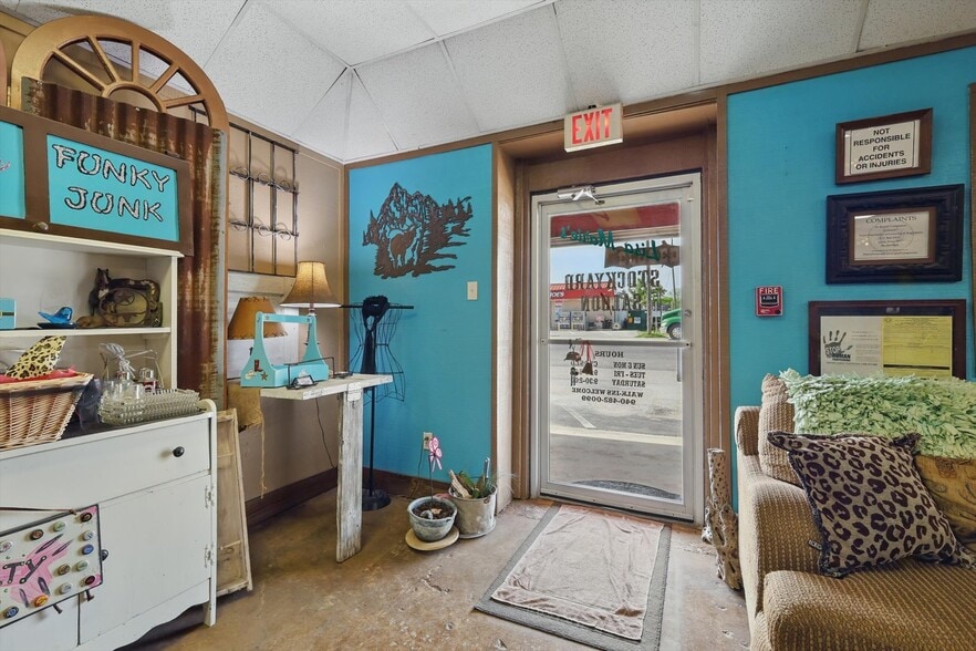 More Photos Of 206 W McCart St, Krum Storefront For Sale