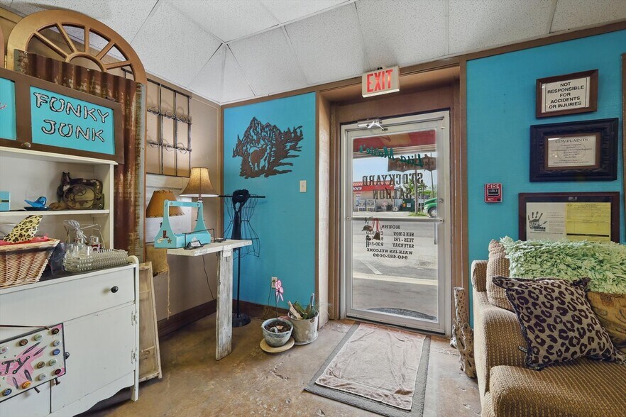 More Photos Of 206 W McCart St, Krum Storefront For Sale