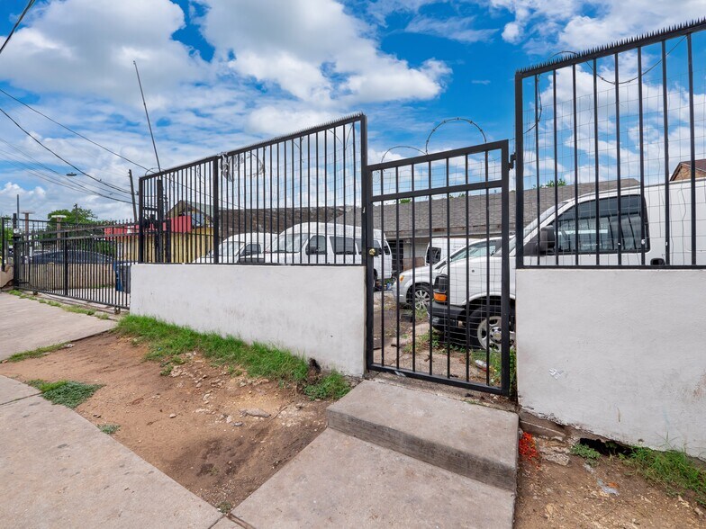 More Photos Of 8212 Georgian Dr, Austin Office For Sale