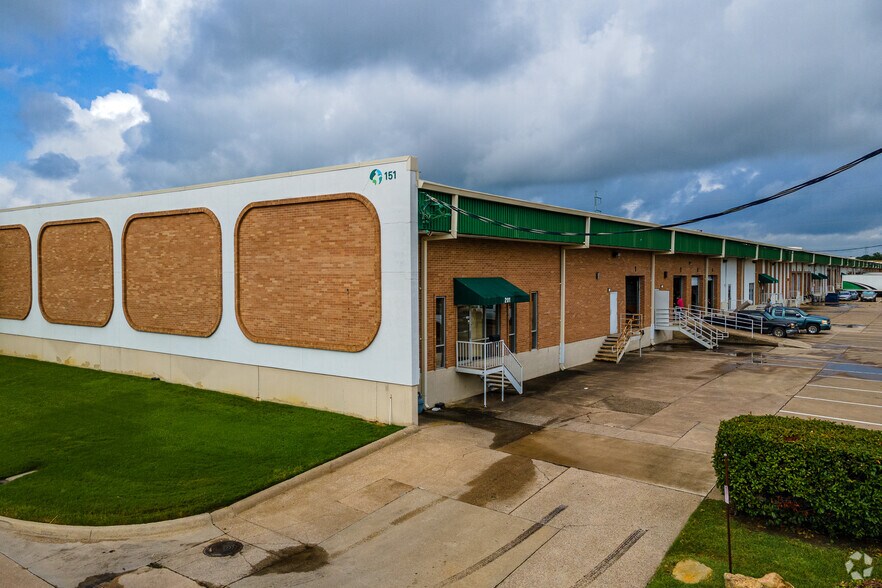 More Photos Of 151 Regal Row, Dallas Warehouse For Lease