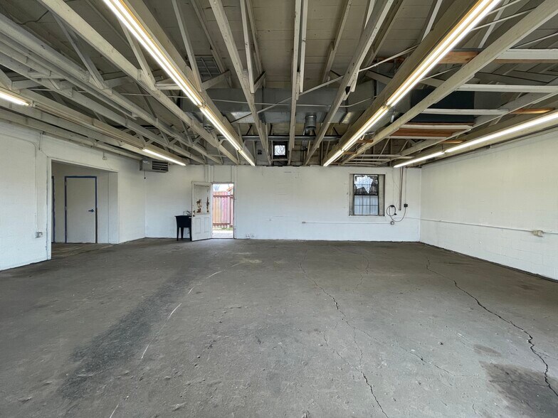 More Photos Of 2210 S Flores St, San Antonio Manufacturing For Sale