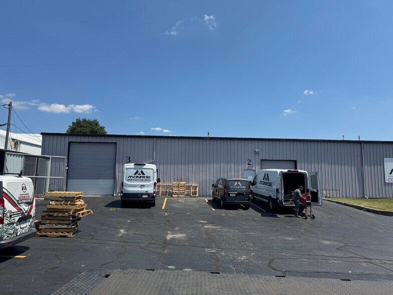 More Photos Of 205 E Collins Rd, Fort Wayne Warehouse For Lease