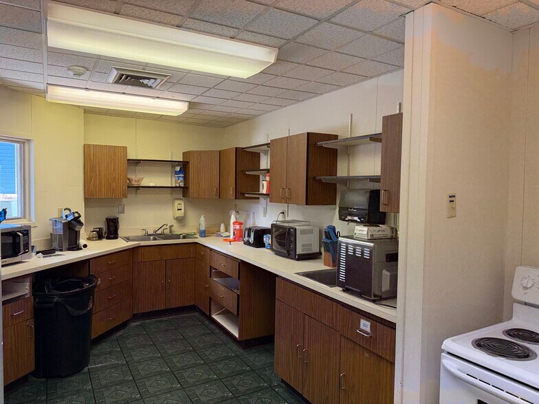 More Photos Of 104 Woodward Hill Rd, Edwardsville Office For Sale