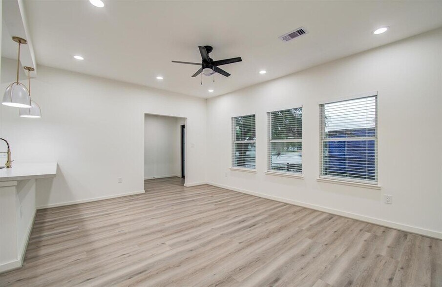 More Photos Of 4006 Navigation Blvd, Houston Office Residential For Lease