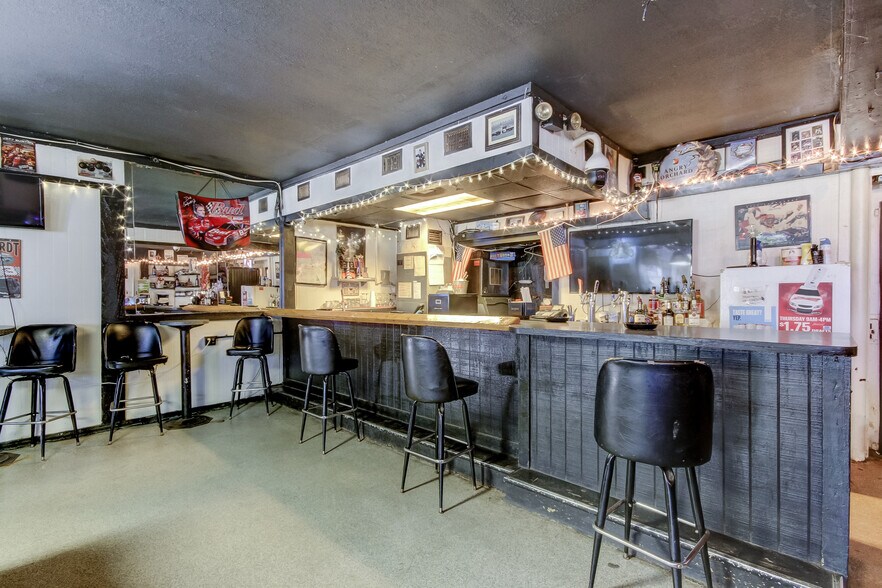 More Photos Of 5402 W US Highway 92, Plant City Bar For Sale
