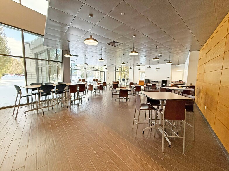 More Photos Of 1800 Southwood Dr, Nashua Office For Sale