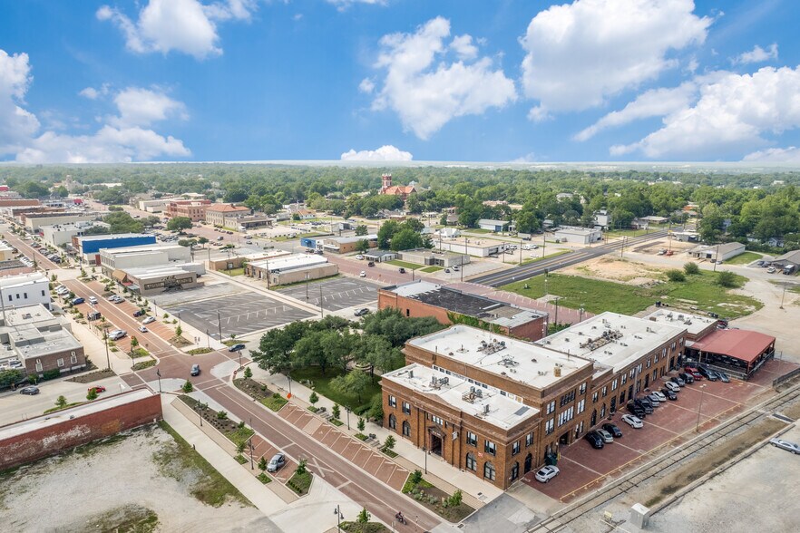More Photos Of 114 N Houston Ave, Denison Office For Sale
