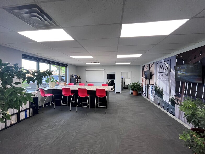 More Photos Of 925-933 Oaklawn Ave, Elmhurst Industrial For Sale