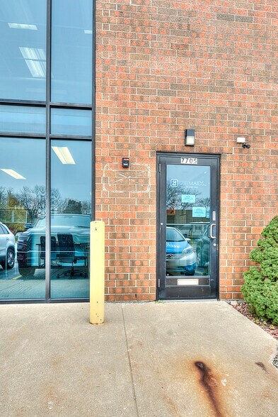 More Photos Of 7705 W 96th Pl, Hickory Hills Warehouse For Lease