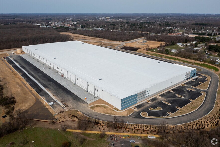 More Photos Of 1000 Commerce Center Dr, Elkton Distribution For Lease