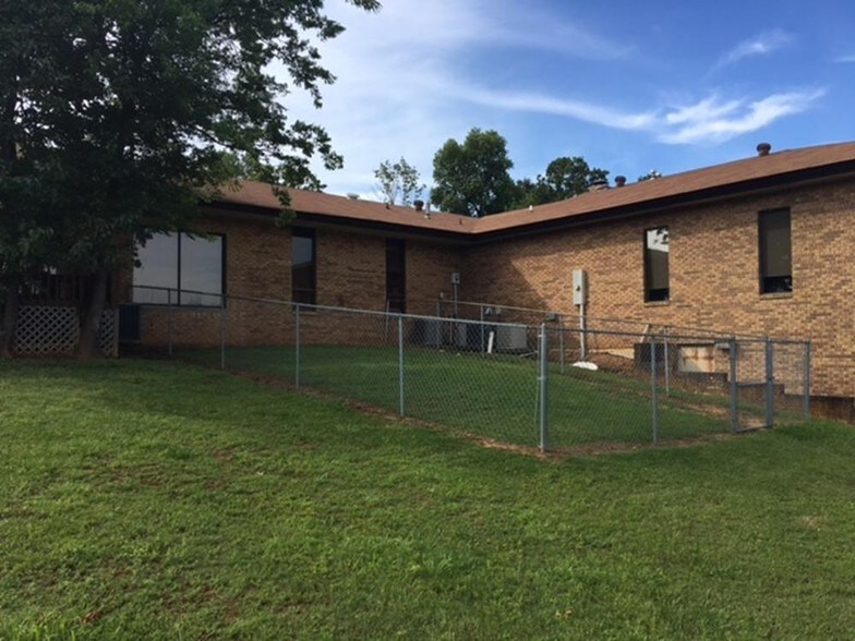 More Photos Of 302 Pointer Trl W, Van Buren Office For Sale