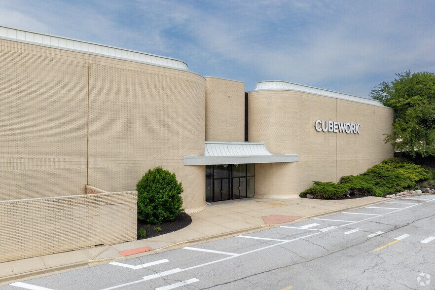 More Photos Of 1995 Southlake Mall, Merrillville Department Store For Sale